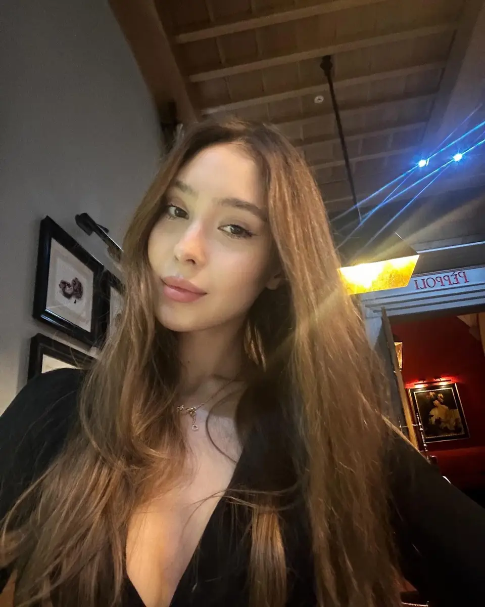 Elmira escort in Hong Kong